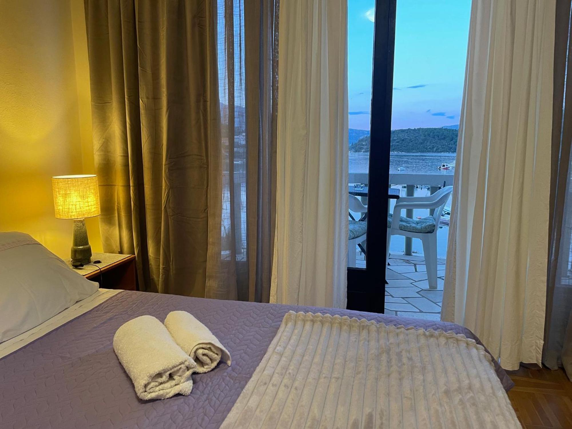 Apartments Ana By The Sea Lumbarda Esterno foto